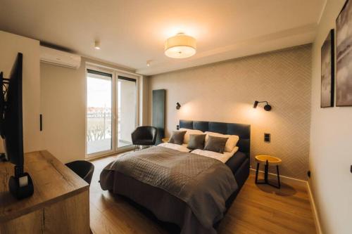 Un pat sau paturi într-o cameră la Giżycko Soft Loft - Apartament dwupoziomowy z klimatyzacją