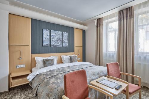 Een bed of bedden in een kamer bij Spa Hotel Iris