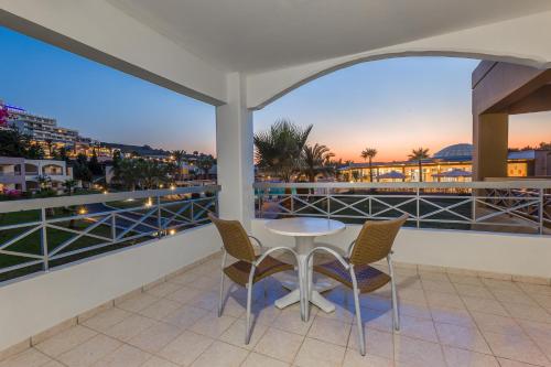 
Een balkon of terras bij Kipriotis Maris Suites
