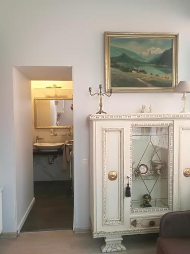 een badkamer met een wastafel en een spiegel bij Golden Amber Apartment in Liepāja