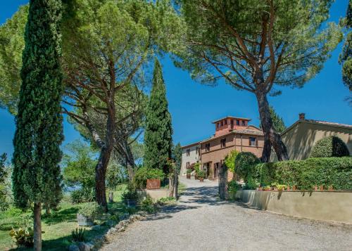 eine Auffahrt zu einem Haus mit Bäumen in der Unterkunft Agriturismo Pieve Sprenna in Buonconvento