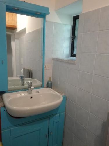 a bathroom with a sink and a mirror at casa indipendente "IL SOLE DELLE GRIGNE" in Bellagio