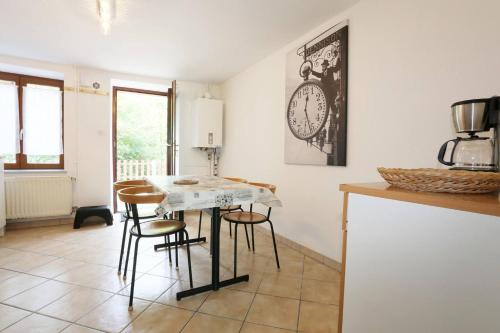 a kitchen with a table and chairs in a room at Aurel's & Jul's Location-Luxeuil Meublés pour Professionnels Curistes et Touristes in Luxeuil-les-Bains