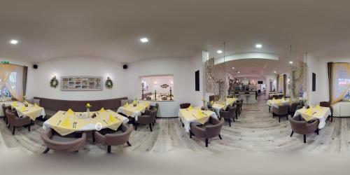 A restaurant or other place to eat at Pension & Restaurant La Amalia