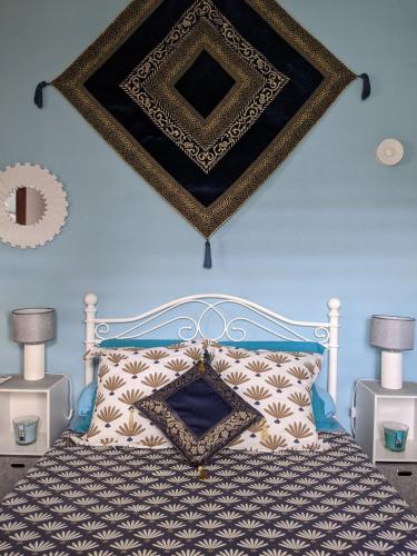 a bedroom with a bed with a blue wall at Villa Rosa Karibella in Saint-François