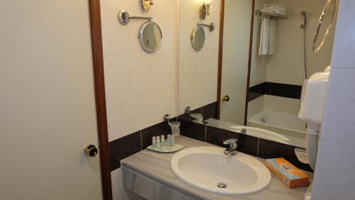 
Een badkamer bij Kipriotis Maris Suites
