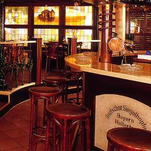 un bar con sgabelli in legno in un ristorante di Hotel Brauhaus zur Krone a Bergheim