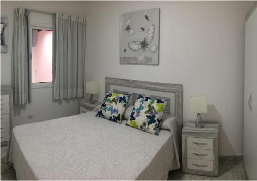 A bed or beds in a room at Billy's Las Rocas Apt Playa de Mogan with pool access