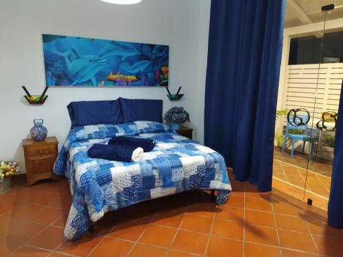um quarto com uma cama com uma pintura de peixe na parede em B&B La Casa Di Giò em Lanciano