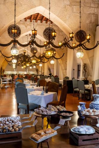a large dining room with tables and chandeliers at Parador de Jaén in Jaén