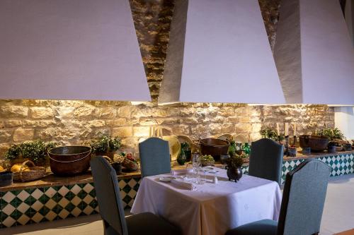 a table in a restaurant with a white table cloth at Parador de Jaén in Jaén