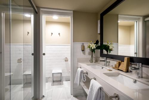 a bathroom with a sink and a shower and a mirror at Parador de Ja&eacute;n in Ja&eacute;n