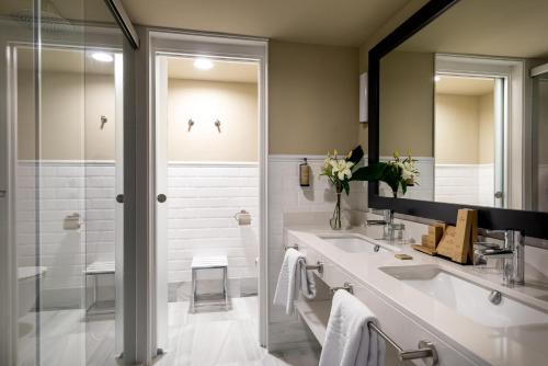 a bathroom with a sink and a shower and a mirror at Parador de Jaén in Jaén