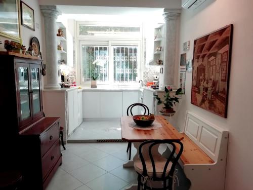 Casa Louga في سورينتو: مطبخ مع طاولة صغيرة ونافذة