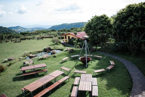 un grupo de mesas de picnic en un campo en Valle Escondido Nature Reserve Hotel & Farm, en Monteverde