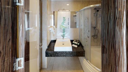 un baño con lavabo y ducha en Green Prusa Hotel, en Bursa