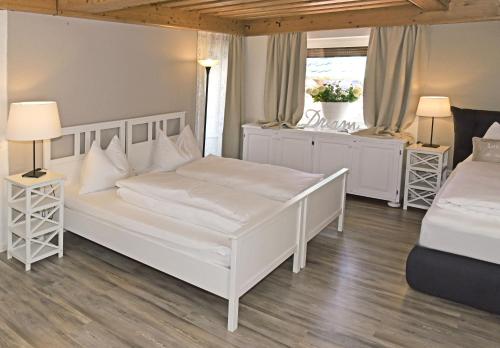 Postel nebo postele na pokoji v ubytování Märchenwald Steiermark Gasthof Sonnenhof