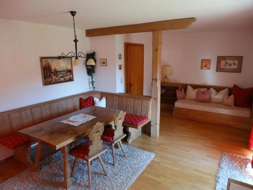 jadalnia ze stołem, krzesłami i kanapą w obiekcie Landhaus Sommerau w mieście Reith bei Kitzbühel