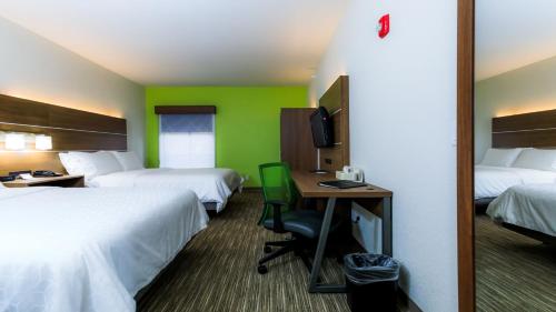 Un pat sau paturi într-o cameră la Holiday Inn Express Osage Beach - Lake of the Ozarks, an IHG Hotel
