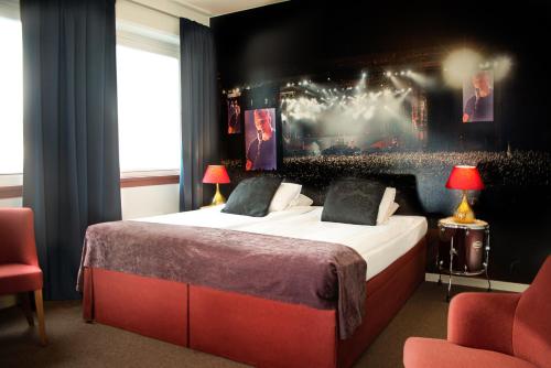 เตียงในห้องที่ Hotell Hulingen