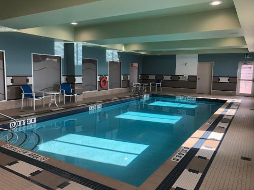 Piscina a Holiday Inn Express & Suites Halifax Airport, an IHG Hotel o a prop