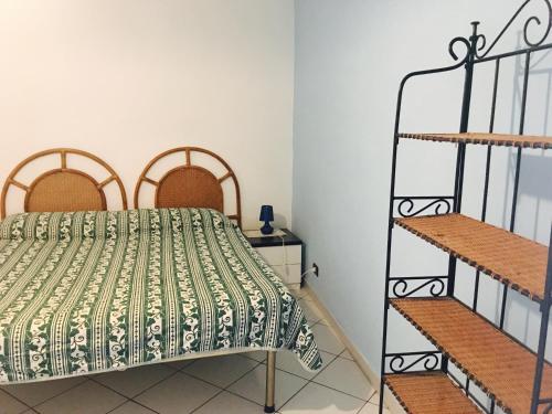 ein Schlafzimmer mit einem Bett und zwei Regalen in der Unterkunft Agenzia Isotur GINESTRA in Ponza