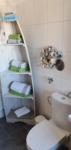 bagno con servizi igienici bianchi e mensola con asciugamani di Lakeview Penthouse a Meersburg