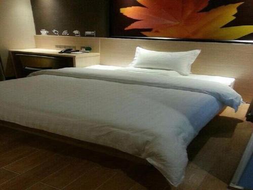 เตียงในห้องที่ 7Days Inn Shunde Lunjiao