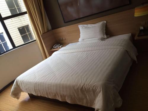 7Days Inn Nanxi Yibin culture road Xinglong Street tesisinde bir odada yatak veya yataklar