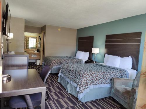 Postel nebo postele na pokoji v ubytování Days Inn by Wyndham Southaven MS