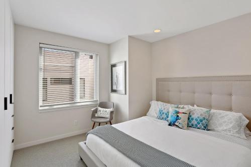Un dormitorio blanco con una cama grande y una ventana en New Townhome with Stunning City and Mountain Views en Denver