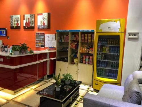 uma loja com um refrigerador de bebidas num quarto em 7Days Inn Bazhong International Trade City em Bazhong