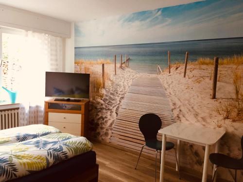 ein Schlafzimmer mit einem Wandbild einer Promenade zum Strand in der Unterkunft Ferienwohnung Koko in Solingen