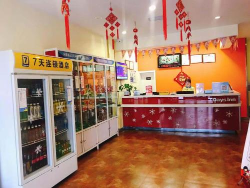una tienda de comestibles con una barra y una tienda con bebidas en 7Days Inn Lintao city Gold street en Ti-tao