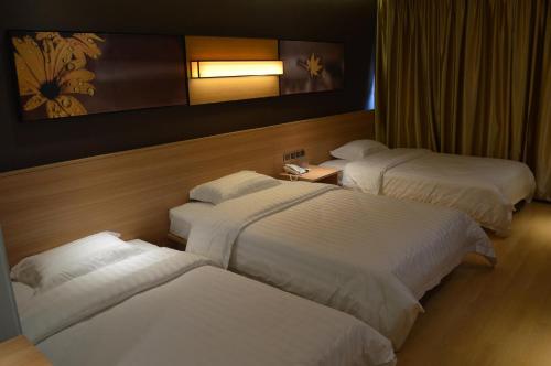 Ένα ή περισσότερα κρεβάτια σε δωμάτιο στο 7Days Inn Suzhou Luzhi Ancient town
