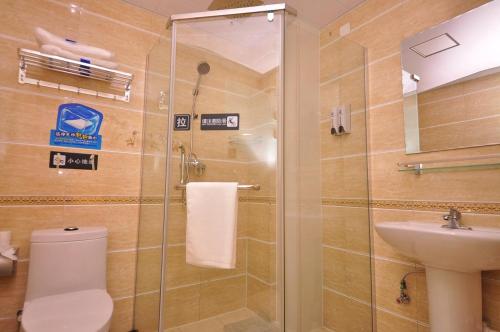 y baño con ducha, aseo y lavamanos. en 7Days Inn Dezhou Qihe Coach College, en Dezhou