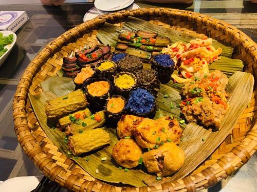 um cesto cheio de diferentes tipos de alimentos sobre uma mesa em 7Days Inn Yongzhou Lengshuitan Shun De mol of BBK Plaza em Yongzhou