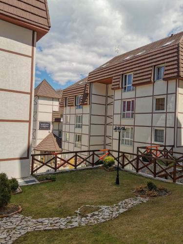 El edificio en el que está el departamento