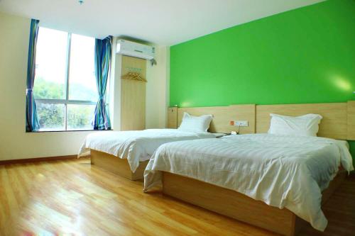 Säng eller sängar i ett rum på 7Days Inn Shaoguan Renhua Mount Danxia