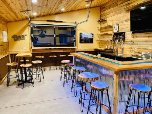 un bar con un montón de taburetes en un restaurante en Black Elk Resort en Hill City
