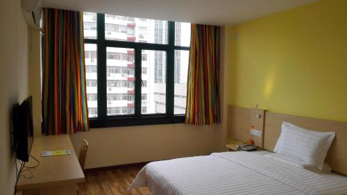 7Days Inn Huainan pedestrian street tesisinde bir odada yatak veya yataklar