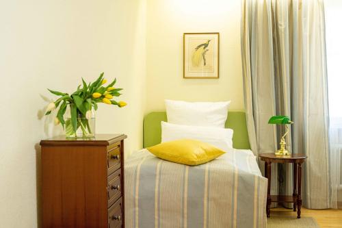 Postel nebo postele na pokoji v ubytování Hotel Krone Laupheim