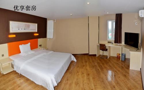 En eller flere senge i et værelse på 7Days Premium Panjin Oilfield Bus Terminal