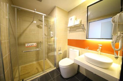 y baño con aseo, lavabo y ducha. en 7 Days Premium Dezhou Pingyuan Xinhua Road, en Dezhou