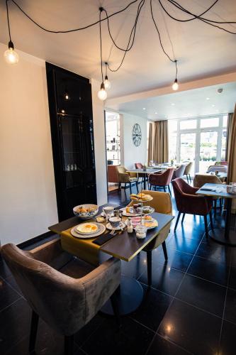 a dining room with a table and chairs at Burgemeesterhuys in Beringen