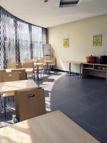 a classroom with tables and chairs in a room at 7Days Inn Dongtai Hong Lan Road RT-Mart in Dongtai