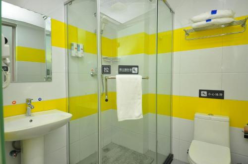 y baño con ducha, lavabo y aseo. en 7Days Inn Dezhou Qihe Coach Terminal, en Huadian