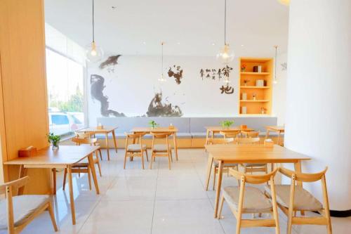 7Days Premium Weihai High-speed Rail Station Bathing Beach tesisinde bir restoran veya yemek mekanı