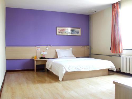 Кровать или кровати в номере 7Days Inn Rizhao Development Zone
