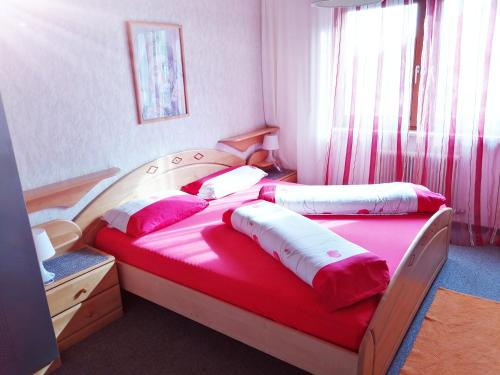เตียงในห้องที่ Gästehaus Kössler